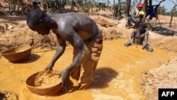 Un mineur cherche de l'or à Koflatie, une mine au Mali à quelques kilomètres de la Guinée, le 28 octobre 2014.