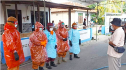 Tim relawan pemulasaran jenazah pasien COVID-19 perempuan di Kepanewonan Banguntapan. (Foto: Courtesy/Fauzan M)