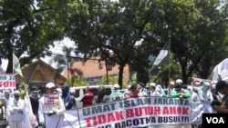 Unjuk rasa Front Pembela Islam (FPI)menolak Ahok menjadi Gubernur DKI Jakarta, di depan depan gedung DPRD DKI Jakarta, Rabu, 24 September 2014 (Foto:VOA/Andylala)