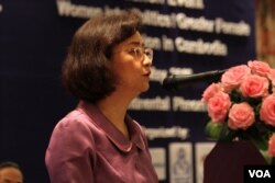 រូបឯកសារ៖ រដ្ឋមន្ត្រី​ក្រសួង​កិច្ចការ​នារី អ៊ឹង កន្ថាផាវី និយាយ​ទៅ​កាន់​អ្នក​ចូល​រួម​ក្នុង​កម្មវិធី​បើក​ផ្សាយ​គម្រោង​បង្កើន​ចំនួន​ស្ត្រី​ក្នុង​វិស័យ​នយោបាយ​កាល​ពី​ថ្ងៃ​ពុធ ទី១១ ខែឧសភា ឆ្នាំ២០១៦។ (អូន ឆេងប៉រ/VOA)