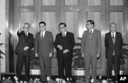 រូបឯកសារ៖ គណៈ​កម្មាធិការ​អចិន្ត្រៃយ៍​នៃ​បក្ស​កុម្មុយនិស្ត​ចិន ថត​រូប​នៅ​ការិយាល័យ​នយោបាយ​ ក្នុង​ទីក្រុង​ប៉េកាំង កាល​ពី​ឆ្នាំ​១៩៨៧ ដែល​ក្នុង​នោះ​មាន​លោក Li Peng ផង​ដែរ។