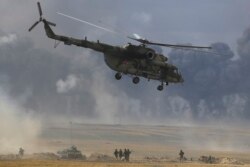 Helikopter militer terbang di atas tempat pelatihan selama latihan komando dan staf strategis Center 2019 di lapangan tembak Donguz dekat Orenburg, Rusia, 20 September 2019. (AP)
