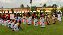 Danses rituelles des Amazones pour célébrer la victoire exécutée lors de la cérémonie d'accueil des œuvres, Bénin, le 10 novembre 2021. (VOA/Ginette Fleure Adandé)