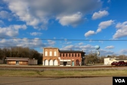 Residents of Eastover, South Carolina, a majority African-American town, say they have more pressing needs that go beyond political campaigns. (B.Allen/VOA)