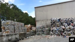 미국의 한 폐기물 재활용 시설에 폐플라스틱 더미가 쌓여있다. (자료사진)