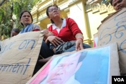 អ្នកស្រី ឡុង គឹមហ៊ាង ភរិយា​លោក រ៉ាត់ រត្ន​មុនី ​អ្នក​បកប្រែ​ភាពយន្ត​ឯកសារ «ម្តាយ​ខ្ញុំ​លក់​ខ្ញុំ»និង​កូន​ប្រុស​ កំពុងអង្គុយ​សុំ​អន្តរាគមន៍​នៅ​ខាងមុខ​ស្ថានទូត​រុស្ស៊ី​ប្រចាំ​កម្ពុជា ជា​លើកទី​៤ នៅថ្ងៃទី៦ ខែកុម្ភៈ ឆ្នាំ២០១៩។