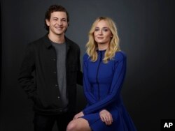 Tye Sheridan (kiri) dan Sophie Turner, para pemeran dalam film “Dark Phoenix” berfoto bersama dalam 2019 WonderCon di Anaheim Convention Cener, California, 29 Maret 2019.