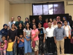 Komunitas Perkumpulan Homeschooler Indonesia (PHI) berfoto bersama usai konferensi pers di kantor YLBHI, Jakarta, Selasa, 3 Desember 2019. (Foto: VOA/Ghita)