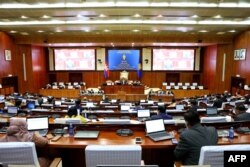 រូប​ឯកសារ៖ ទិដ្ឋភាព​ទូទៅ​នៃ​សម័យ​ប្រជុំ​មួយ​របស់​រដ្ឋសភា​កម្ពុជា​ក្នុង​រាជធានី​ភ្នំពេញ​កាល​ពី​ថ្ងៃ​ទី​២៥ ខែ​តុលា ឆ្នាំ​២០២១។ (AFP/រូប​ផ្តល់​ឱ្យ​ដោយ​រដ្ឋសភា​កម្ពុជា)