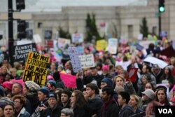 Protesters stream down Independence Avenue in Washington, D.C. for the Women's March on Washington. January 21, 2017 (B. Allen / VOA)