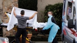 კლინიკის თანამშრომლები პაციენტების გადაყვანისას მათ სახეებს ფარავენ