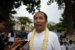 រូប​ឯកសារ៖ លោក អាត់ ធន់ ប្រធាន​សហភាព​ការងារ​កម្ពុជា និយាយ​ជាមួយ​អ្នកសារព័ត៌មាន​ក្នុង​ការ​ប្រារព្ធ​ទិវា​ពលកម្ម​អន្តរជាតិ​លើក​ទី​១៣៣ នៅ​សួន​ច្បារ​មុខ​ក្រុម​ប្រឹក្សា​អភិវឌ្ឍន៍​តាម​បណ្តោយ​មាត់​ទន្លេ នា​ថ្ងៃ​ទី​១ ខែ​ឧសភា ឆ្នាំ​២០១៩។​ (កាន់ វិច្ឆិកា/VOA)