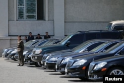 지난해 5월 평양 인민문화궁전 앞에 고위직 관리들을 위한 독일산 벤츠 승용차들이 줄지어 주차되어 있다.