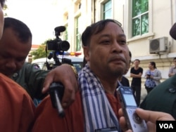 លោក ណៃ វ៉ង់ដា មន្រ្តី​ការពារ​សិទ្ធិ​មនុស្ស​សមាគម​អាដហុក ដែល​ត្រូវ​បាន​តុលាការ​ឃុំ​ខ្លួន​បណ្តោះ​អាសន្ន​ពាក់ព័ន្ធ​នឹង​សំណុំ​រឿង​បង្គាប់​សាក្សី​ឲ្យ​កុហក​តុលាការ​ត្រូវបាន​សមត្ថកិច្ច​បណ្តើរ​ចេញ​ពី​សវនាការ​សាលាឧទ្ធរណ៍ រាជធានី​ភ្នំពេញ កាលពីថ្ងៃទី២៨ ខែវិច្ឆិកា ឆ្នាំ២០១៦។