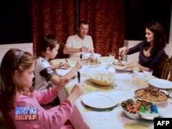 Hunarli odam Amerikada ishini topar ekan, deydi Anton va Lola, lekin qattiq mehnat qilishga, murakkab sinovlardan o'tishga to'g'ri keladi