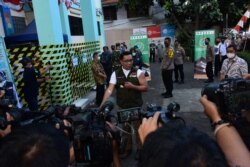 Gubernur Jabar Ridwan Kamil menunjukkan bekas suntikan di lengan kirinya usai menjalani penyuntikkan pertama dalam rangka uji klinis vaksin Sinovac, Jumat (28/8). (Foto: Courtesy/Humas Jabar)