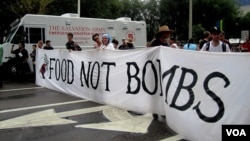 Para pendukung Ron Paul bergabung dengan demonstran kelompok 'Occupy Tampa' menggelar aksi protes di dekat arena Konvensi Nasional Partai Republik, di Tampa 27/8 (Eva Mazrieva/VOA).