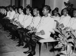 រូ​ប​ឯកសារ៖ លោក​សេនាប្រមុខ​លន់ នល់ (ស្តាំ) ​និង​ព្រះអង្គ​ម្ចាស់​ស៊ីសុវត្ថិ សិរិមតៈ (ទី​២ពី​ស្តាំ) អង្គុយ​ជាមួយ​សមាជិក​ផ្សេង​ទៀត​នៃ​រដ្ឋាភិបាល​សាធារណរដ្ឋ​ខ្មែរ​ថ្មី នៅ​ក្នុង​រដ្ឋសភា​ជាតិ កាល​ពី​ខែ​មីនា ឆ្នាំ​១៩៧០។ (AP)