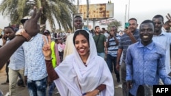 Waandamanaji wakifurahia kuondolewa Bashir madarakani