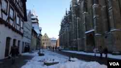 People are seen walking down a street in the historic downtown district of Schwaebisch Gmuend, Germany, Jan. 18, 2016. The town, as many others in Germany, is divided on how to handle the absorption of migrants and refugees. (H. Ridgwell/VOA)