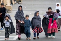 Anak-anak Afghanistan berjalan-jalan pada 30 Agustus 2021. (Foto: AP/Matthias Schrader)
