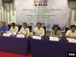 ក្រុម​អង្គការ​សង្គម​ស៊ីវិល និង​តំណាង​សហគមន៍​ដែល​ស្ថិត​នៅ​ជាប់​ទន្លេ​មេគង្គ និង​បឹង​ទន្លេសាប ធ្វើ​សន្និសីទ​ព័ត៌មាន​សម្តែង​ក្តីបារម្ភ​ចំពោះ​ការពង្រីក​គម្រោង​ទំនប់​វារី​អគ្គិសនី​លើ​តួមេ​ទន្លេ​មេគង្គ។ សន្និសីទ​ព័ត៌មាន ត្រូវ​បាន​រៀបចំ​ឡើង​នៅ​ទីក្រុង​ភ្នំពេញ​ កាលពី​ថ្ងៃទី​៣០ ខែ​មីនា​ ឆ្នាំ​ ២០១៨។ (ហ៊ុល រស្មី/VOA)