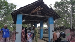 TPU Cemoro Kembar Mojo Solo, lokasi perusakan belasan nisan makam kristen oleh sekelompok anak menjadi tontonan warga, Senin (21/6). (Foto: VOA/ Yudha Satriawan)