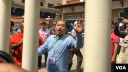 លោកគឹម សុខ ដែលជាអ្នកវិភាគនយោបាយនិងសង្គម ចូលខ្លួនបំភ្លឺនៅឯតុលាការរាជធានីភ្នំពេញ កាលពីថ្ងៃទី១៧ ខែកុម្ភៈ ឆ្នាំ២០១៧។ តុលាការបានចោទលោកគឹម សុខ ពីបទ «បទបរិហាកេរ្តិ៍ ជាសាធារណៈនិងញុះញង់ឲ្យមានភាពវឹកវរចលាចលដល់សន្តិសុខសង្គម» តាមបណ្ដឹងរបស់លោកនាយករដ្ឋមន្ត្រី ហ៊ុន សែន។ (ហ៊ាន សុជាតា/VOA)