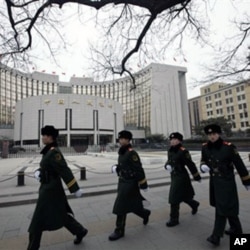 武警列队走过中国人民银行在北京的总部大楼(2011年2月9日)