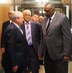 AQSh Mudofaa vaziri Lloyd Ostin O'zbekiston Tashqi ishlar vaziri Abdulaziz Komilov va Afg'oniston bo'yicha maxsus vakil Ismatulla Irgashev bilan so'zlashmoqda, Pentagon, Virjiniya shtati, 1-iyul, 2021