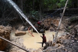 Penambang di tambang emas ilegal di kawasan pelestarian lingkungan di hutan hujan Amazon, Itaituba, negara bagian Para, Brasil 4 September 2021. (REUTERS/Lucas Landau)
