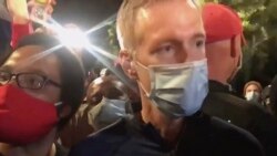 პორტლანდის მერი ტედ უილერი დემონსტრანტების მხარეს დგას