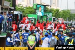 한국 19대 대선 마지막 TV토론이 열리는 2일 서울 상암동 MBC 앞에서 각당 유세차량이 열띤 유세전을 하고 있다.