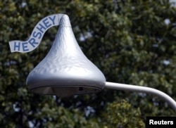 펜실베이니아주 허쉬에 있는 '초콜릿 애비뉴' 도로 조형물. 허쉬의 인기제품인 '키세스' 모양이다.