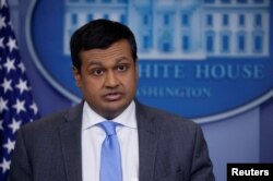 라즈 샤 백악관 부대변인이 26일 백악관에서 열린 정례브리핑에서 발언하고 있다. 샤 대변인은 이 자리에서 김정은 위원장이 중국을 방문했다는 보도에 대한 논평 요청에 확실한 사실인지는 알지 못한다고 밝혔다.