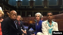 John Lewis, un sit-in avec d'autres députés, Chambre des représentants, Washington.