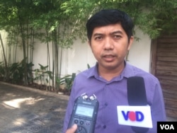 លោក​កែវ វ៉ាន្នី​ មេធាវី​របស់​អតីត​អ្នកយកព័ត៌មាន​ពីរ​រូប​របស់​វិទ្យុអាស៊ី​សេរី​ និយាយជាមួយ​អ្នកកាសែត​ នៅ​ក្រៅ​តុលាការ​កំពូល​ កាលពីថ្ងៃទី​១២​ ខែកញ្ញា​ ឆ្នាំ​២០១៨។ (ហ៊ុល រស្មី​/VOA)