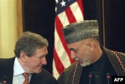 Xolbruk Afg'oniston rahbari Karzayni ishonchsiz deb ko'p marta tanqid qilgan. Afg'oniston muammosini harbiy yo'l bilan hal etish mumkin emas, der edi.