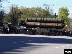 5月7日红场阅兵彩排时停在莫斯科街头的S-400防空导弹，中国已俄罗斯签订了购买合同 (美国之音白桦)