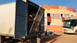 Des ouvrier en train de deployer une baie vitrée, Ouagadougou le 15 octobre 2021 . (VOA/Lamine Traoré)