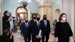 Demokratski menadžeri za opoziv - kongresmeni Sisilin, Svolvel, Raskin i Negus izlaze iz sale Senata, 13. februara 2021.