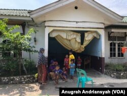 Para pengungsi etnis Muslim Rohingya di Medan, Sumatra Utara, Senin, 17 Juni 2019. (Foto: Anugrah Andriansyah/VOA)