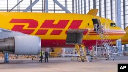 Wall Street Journal u ponedjeljak je citirao zapadne sigurnosne zvaničnike koji su rekli da su uređaji koji su eksplodirali u skladištima logističke firme DHL, dio ruske operacije da prouzrokuje požare na teretnim ili putničkim letovima prema Sjevernoj Americi.