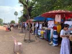 តូបលក់វត្ថុអនុស្សាវរីយ៍នៅមុខប្រាសាទអង្គរវត្តមានសភាពស្ងប់ស្ងាត់ នៅក្នុងខេត្តសៀមរាប កាលពីថ្ងៃទី៩ ខែវិច្ឆិកា ឆ្នាំ២០១៩។ (ធីតា វីន/VOA)