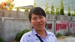 ​អ្នកស្រី​ ដឿន​ គឹម​ដឿន​ វ័យ​២៩​ឆ្នាំ​ អ្នក​លក់​តុក្កតា​ចម្រុះ​ពណ៌នៅរាជធានីភ្នំពេញ។