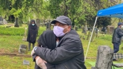 በቨርጂኒያ ዊልክስ ጎዳና በሚገኘው የመቃብር ቦታ የወ/ሮ ወገን ደበሌ የቀብር ሥነ ስርዓት ሲፈፀም ባለቤታቸው አቶ ይልማ አስፋውና የ17 ዓመት ልጃቸው አቶ ይልማ አስፋው