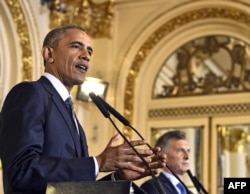 US President Barack Obama (L) and Argentinian President Mauricio Macri deliver a joint press conference at the Casa Rosada presidential palace in Buenos Aires on March 23, 2016.