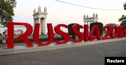 Logo Piala Dunia FIFA 2018 di Victory park di Volgograd, 20 September 2017.