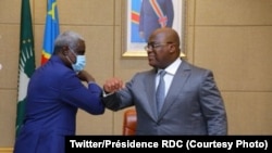 Moussa Faki Mahamat (à gauche), président de la Commission de l'Union africaine, avec le président de la RDC, Félix Tshisekedi, au Palais à Kinshasa, le 3 décembre 2020.