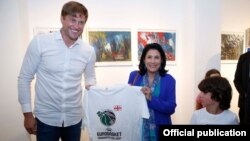 კალათბურთის ფედერაციის ვიცე-პრეზიდენტი ვლადიმერ ბოისა პრეზიდენტთან ერთად